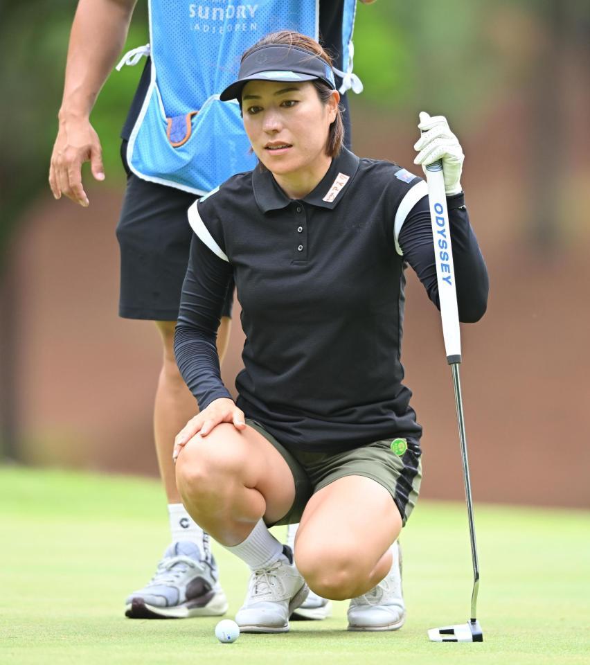 　５番グリーンでラインを読む岡山絵里（撮影・西田忠信）