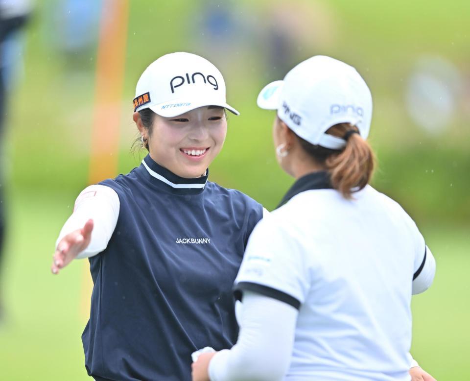 　通算１２アンダーで３日目を終え、笑顔の佐久間朱莉（左）＝撮影・西田忠信