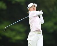 　８番、ティーショットを放つ高橋彩華（撮影・西田忠信）