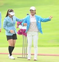 　宮里藍さん（左）からブレザーを授与され笑顔を見せる高橋彩華（撮影・西田忠信）