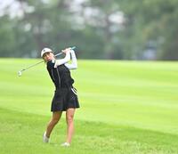 　５番、ショットを放つ岡山絵里（撮影・西田忠信）