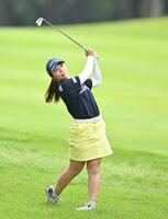 　５番、ショットを放つ佐久間朱莉（撮影・西田忠信）