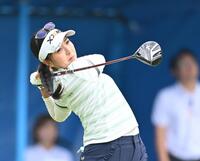 　ティーショットを放つ青木瀬令奈（撮影・西田忠信）