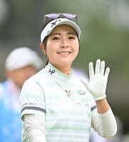 　１番、笑顔で手を振る青木瀬令奈（撮影・西田忠信）