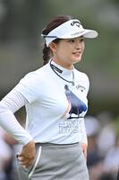 　１番、セカンドショットに向かう政田夢乃（撮影・西田忠信）