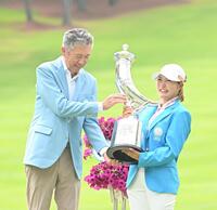　優勝トロフィーを受け取り笑顔の高橋彩華（右）＝撮影・西田忠信