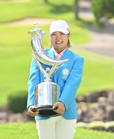 　優勝トロフィーを手に笑顔の高橋彩華（撮影・西田忠信）