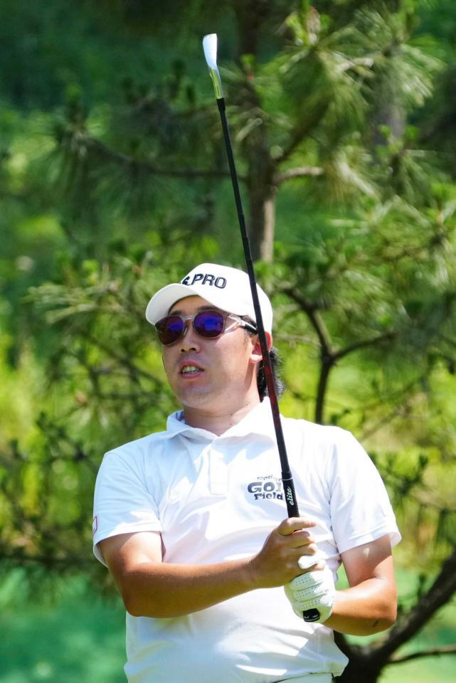 　ティーショットの行方を見つめる坂本雄介。通算１１アンダーで８位（共同）