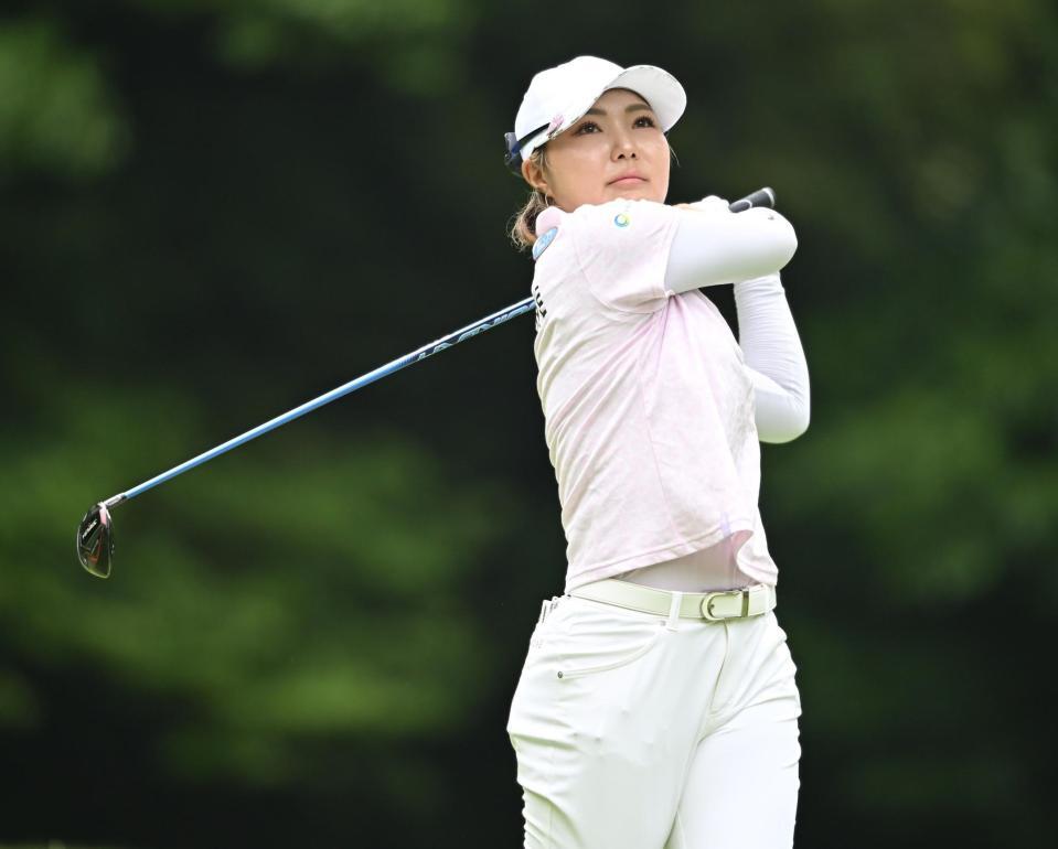 　８番、ティーショットを放つ高橋彩華（撮影・西田忠信）