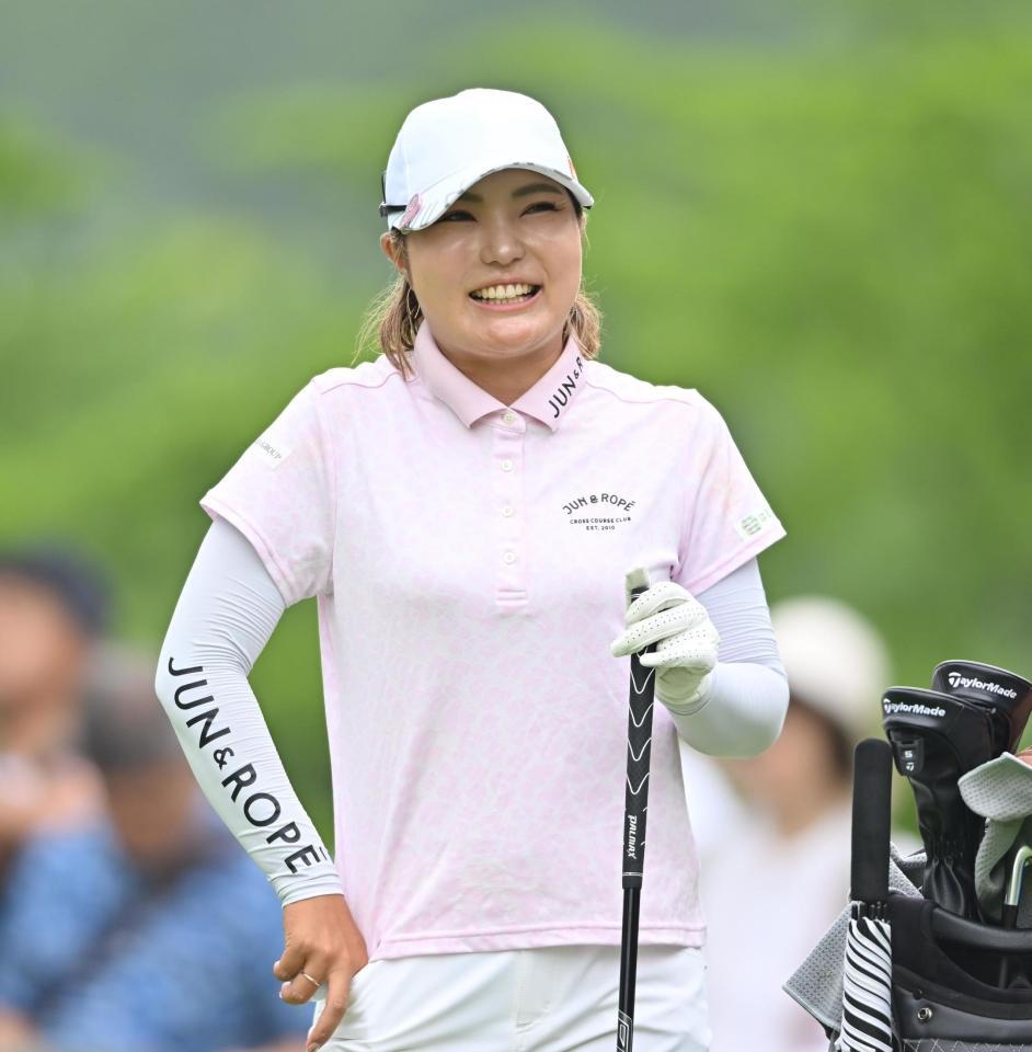 　４番、ティーグラウンドで笑顔を見せる高橋彩華（撮影・西田忠信）