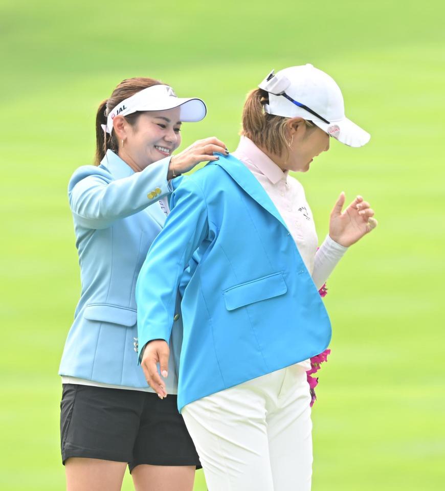 　優勝した高橋彩華（右）にブレザーを贈呈する宮里藍さん（撮影・西田忠信）