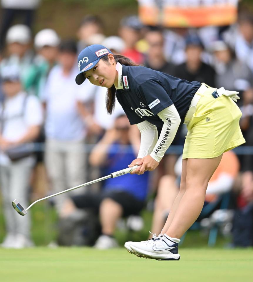 　５番、バーディーパットを狙う佐久間朱莉（撮影・西田忠信）