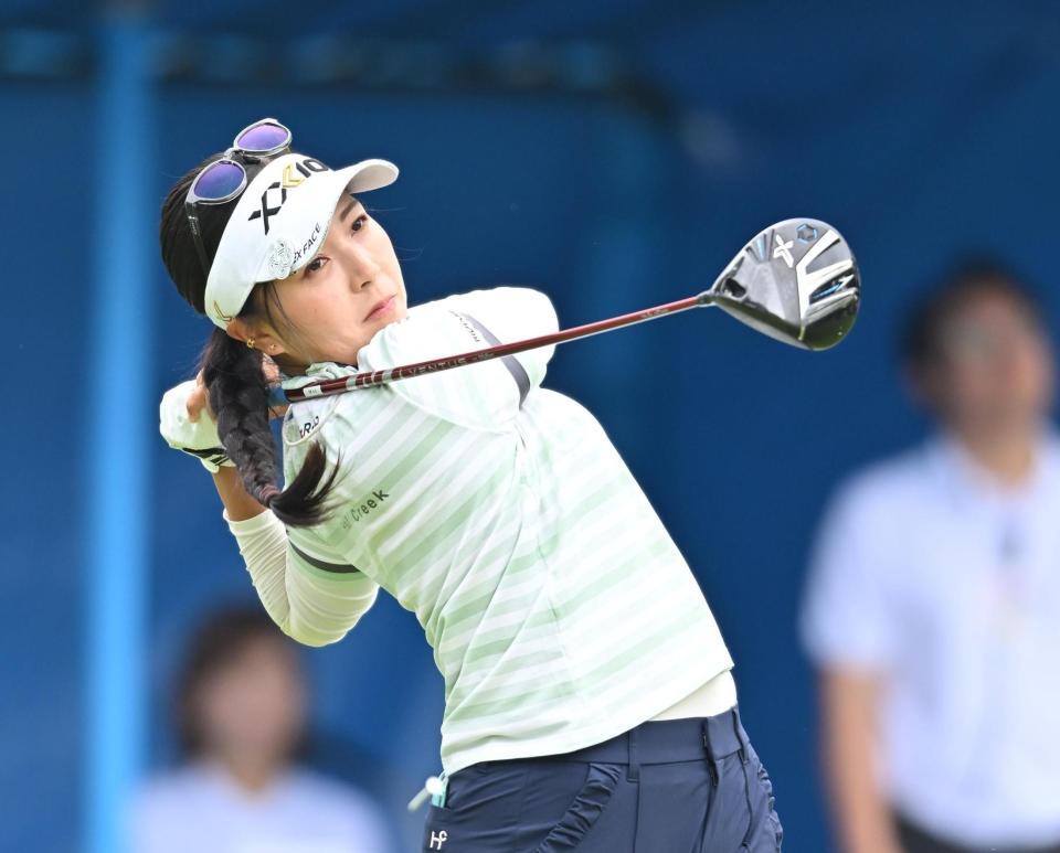 　ティーショットを放つ青木瀬令奈（撮影・西田忠信）