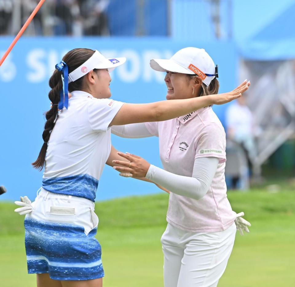 　優勝を決め、河本結（左）と喜ぶ高橋彩華（撮影・西田忠信）