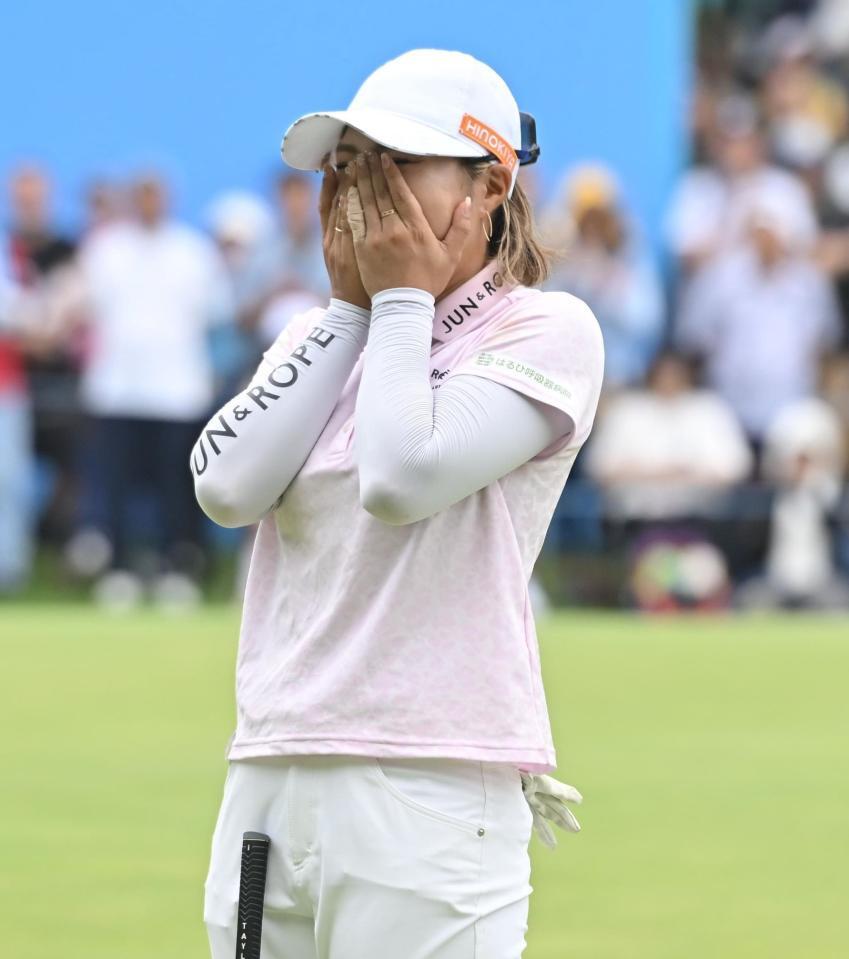 　優勝を決め、感極まる高橋彩華（撮影・西田忠信）