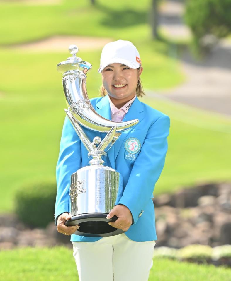 　優勝トロフィーを手に笑顔の高橋彩華（撮影・西田忠信）