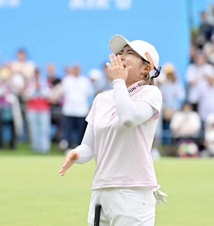 高橋彩華が３年ぶり２勝目　有言実行でつかんだ涙の全英切符　宮里藍さんから優勝ブレザー受け取り感激「プロになってよかった」