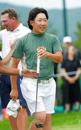 　プレーオフ２ホール目で敗れ、ホールアウトする坂本雄介（共同）