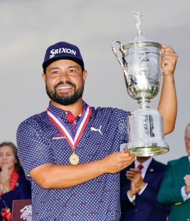 　優勝したＪ・Ｊ・スポーン＝オークモントＣＣ（共同）