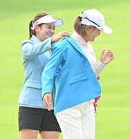 　宮里藍さん（左）から優勝ブレザーを着せてもらう