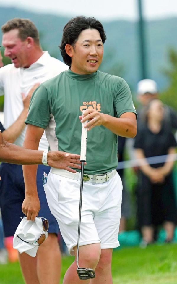 　プレーオフ２ホール目で敗れ、ホールアウトする坂本雄介（共同）