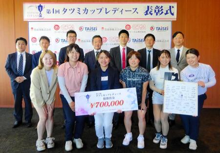 　タツミコーポレーション・李煥辰社長（後列右から３番目）と表彰選手たち。（前列右から）ホールインワン賞・森田、４位・加藤、２位・橋本、優勝・魚見、３位・植田、５位・鳴川