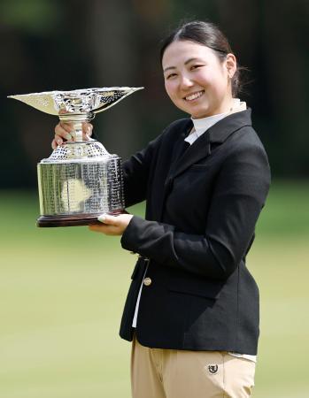 　ゴルフの日本女子アマチュア選手権で初優勝した中沢瑠来＝名神八日市ＣＣ