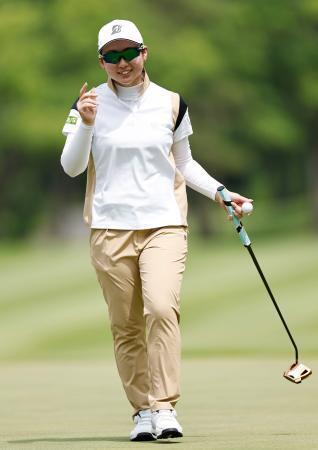 　ゴルフの日本女子アマチュア選手権で初優勝し、笑顔を見せる中沢瑠来＝名神八日市ＣＣ