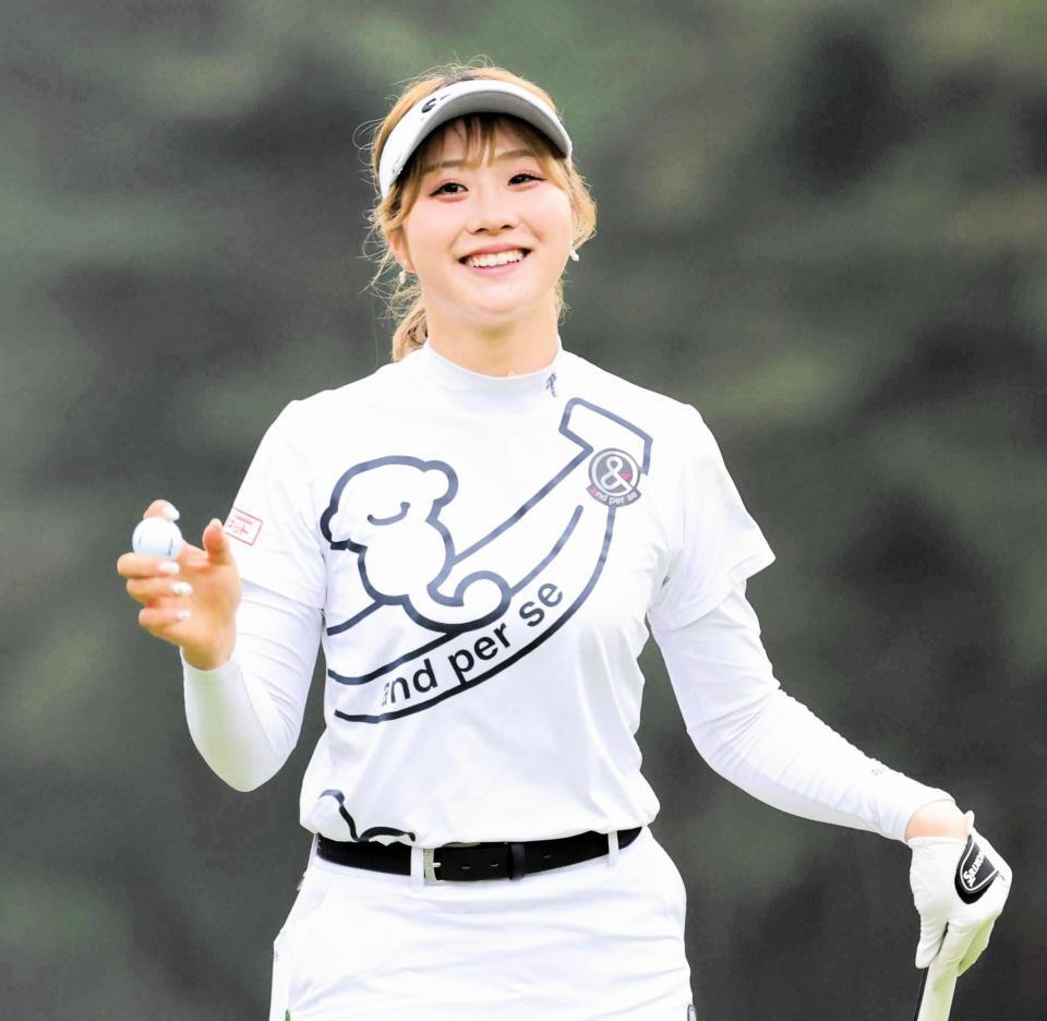 　ファンの声援に笑顔を見せる都玲華