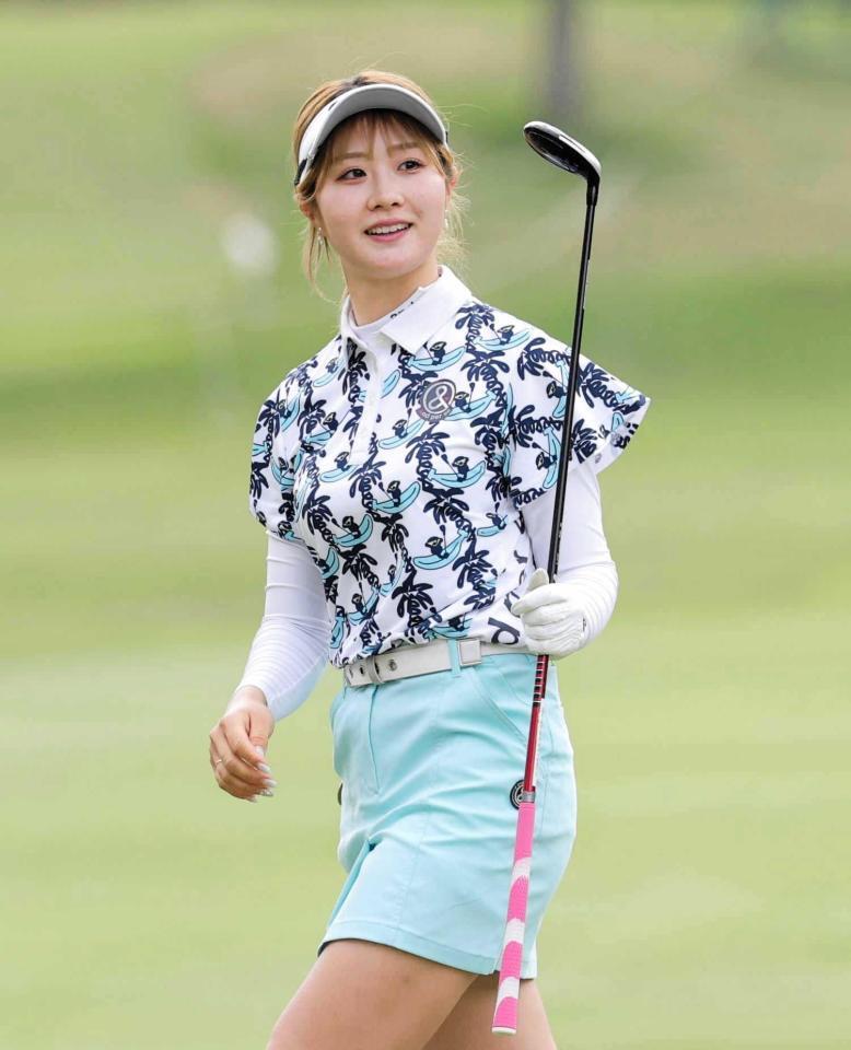 　ラウンドする都玲華