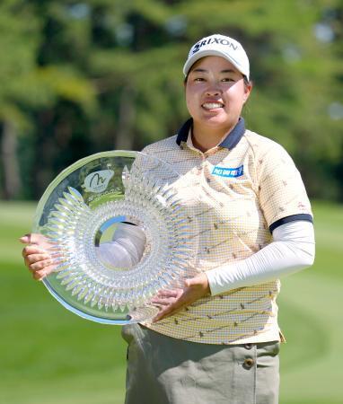 　通算１２アンダーでツアー初優勝を果たし、トロフィーを手に笑顔の入谷響＝袖ケ浦ＣＣ新袖