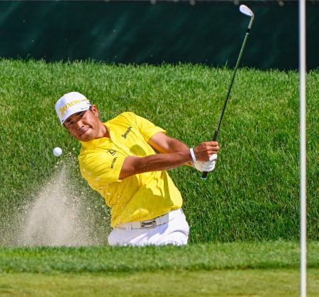 　最終ラウンド、６番でバンカーからショットを放つ松山英樹。通算４アンダーで３０位＝ＴＰＣリバーハイランズ（共同）