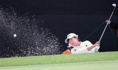 　１８番でバンカーショットを放つ菅沼菜々＝２０２３年１０月２１日