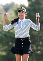 　ウイニングパットを決め、喜ぶ菅沼菜々＝２０２３年１０月２２日