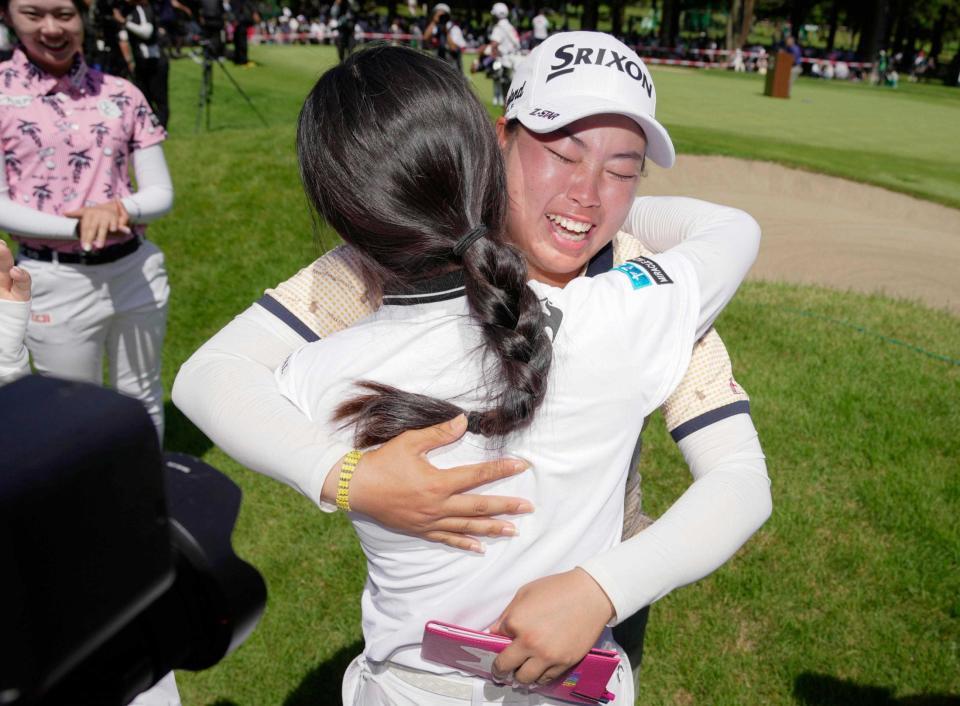 　ツアー初優勝を果たし、祝福される入谷響