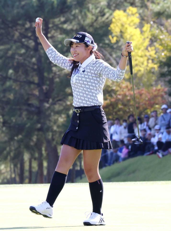 　優勝を決め、両手を上げて喜ぶ菅沼菜々＝２０２３年１０月２２日