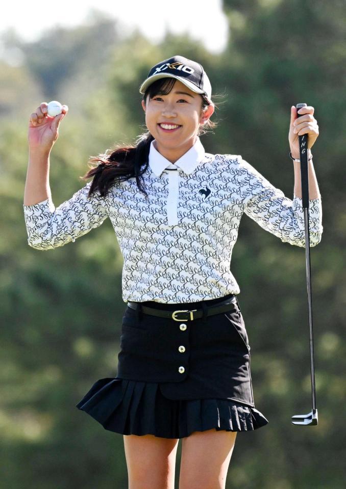 　ウイニングパットを決め、喜ぶ菅沼菜々＝２０２３年１０月２２日