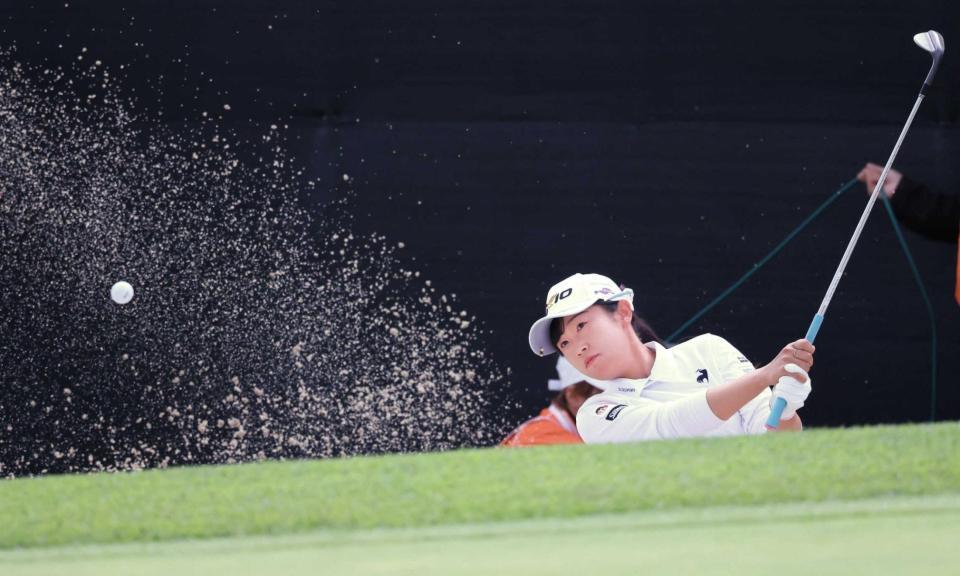 　１８番でバンカーショットを放つ菅沼菜々＝２０２３年１０月２１日