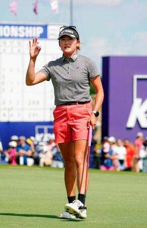 　ホールアウトする岩井千怜。通算１オーバーで４位