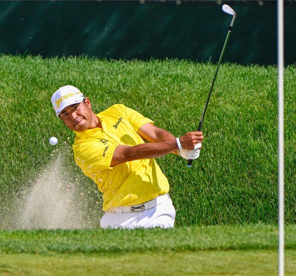 　６番でバンカーからショットを放つ松山英樹。通算４アンダーで３０位（共同）