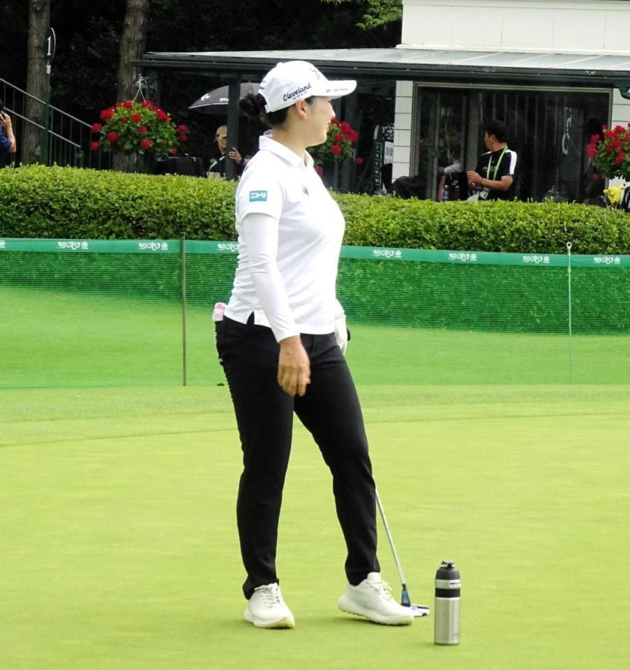 　入念にグリーンで調整を図る小祝さくら