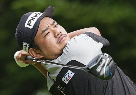 　第１日、１０番でティーショットを放つ大岩龍一。７アンダーで暫定１位＝西那須野ＣＣ