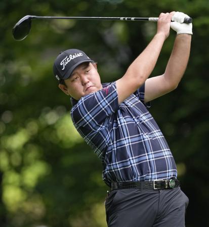 　第１日、１０番でティーショットを放つ米沢蓮。７アンダーで暫定１位＝西那須野ＣＣ