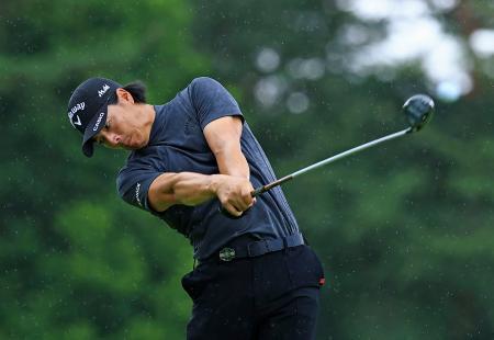 　第１日、２番でティーショットを放つ石川遼＝西那須野ＣＣ