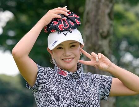 　第１日、１３番を終え氷のうで頭を冷やす河本結。６アンダーで首位