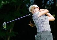 　第１日、１４番でティーショットを放つ河本結。６アンダーで首位