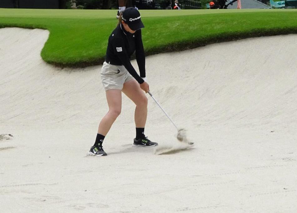 　９番でバンカーショットを打つ山路晶