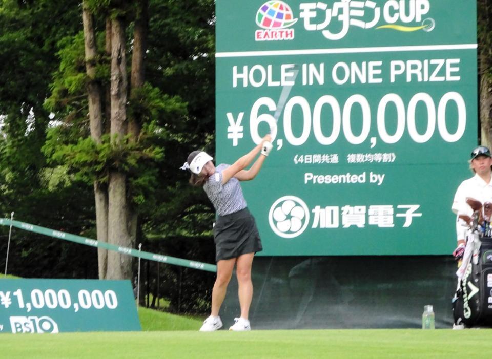 　単独首位に立った河本結のティーショット（カメリアヒルズＣＣ）