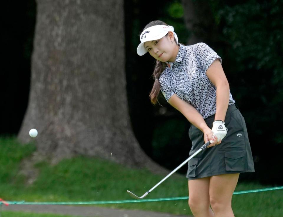 　第１日、１３番でチップインバーディーを決める河本結。６アンダーで首位