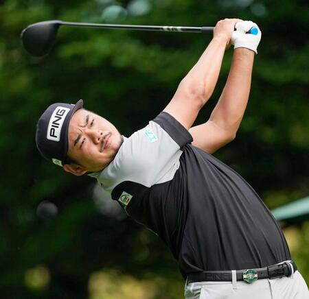 　１０番でティーショットを放つ大岩龍一